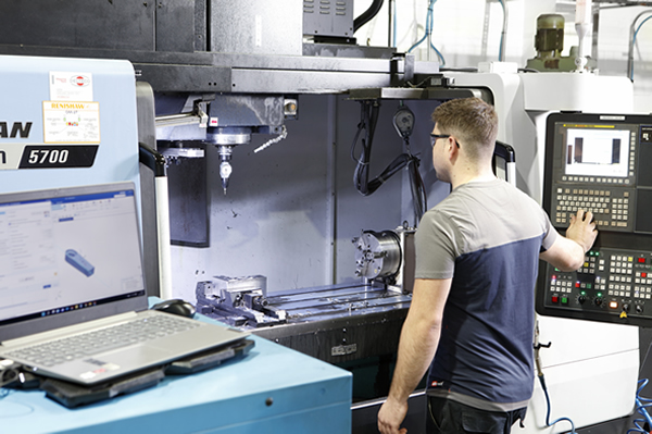 We put our machining centres and precision machinery at your service