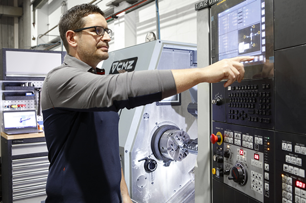 We put our machining centres and precision machinery at your service